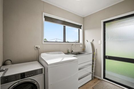 Photo of property in 62 Heta Road, Highlands Park, New Plymouth, 4312