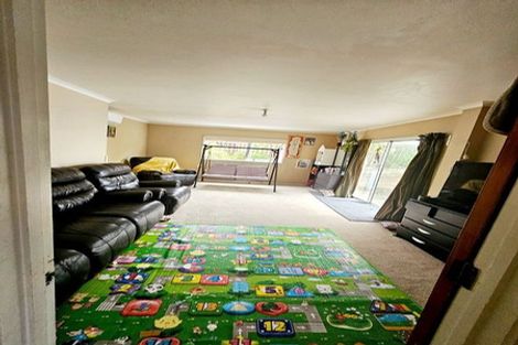 Photo of property in 2/940 East Coast Road, Northcross, Auckland, 0630