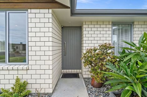 Photo of property in 25 Waitemata Drive, One Tree Point, 0118