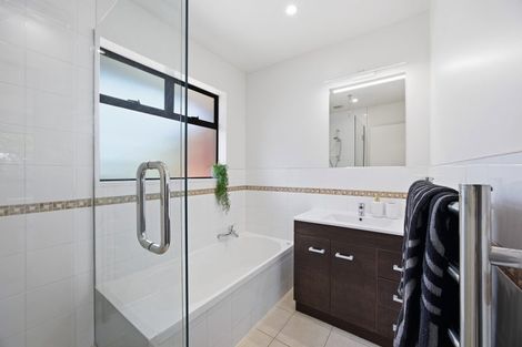 Photo of property in 33 Royal Park Drive, Parklands, Christchurch, 8083
