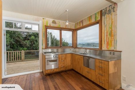 Photo of property in 30 Hungerford Road, Lyall Bay, Wellington, 6022