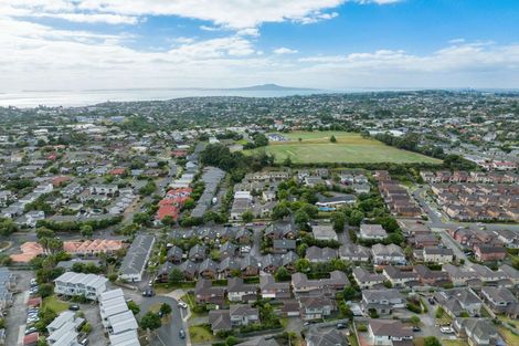 Photo of property in 37 Fields Parade, Oteha, Auckland, 0632