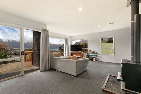 Photo of property in 18 Greenstone Place, Fernhill, Queenstown, 9300