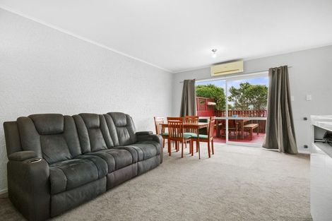 Photo of property in 27a Chetwode Grove, Newlands, Wellington, 6037