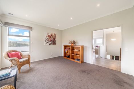 Photo of property in 10 Hollyford Place, Aotea, Porirua, 5024