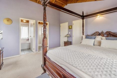 Photo of property in 3 Lantana Road, Green Bay, Auckland, 0604