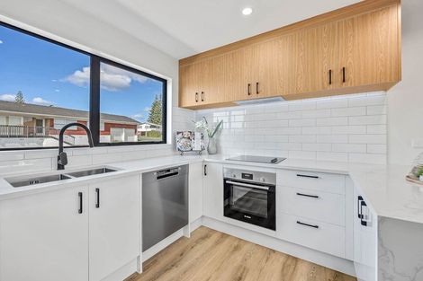 Photo of property in 27 Carole Crescent, Pakuranga, Auckland, 2010