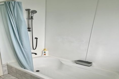 Photo of property in 8 Border Road, Henderson, Auckland, 0612