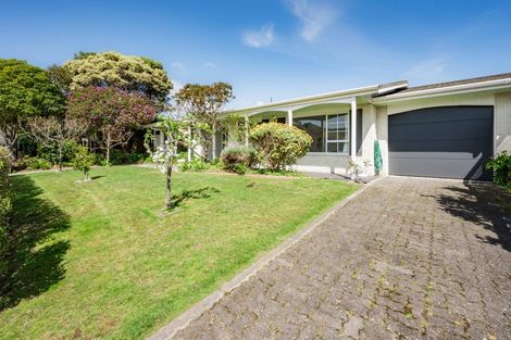 Photo of property in 33 Rewarewa Crescent, Waikanae, 5036