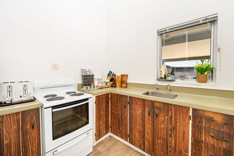 Photo of property in 6 Westmere Place, Takaro, Palmerston North, 4412