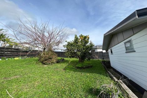 Photo of property in 16 Temuri Place, Glendene, Auckland, 0602