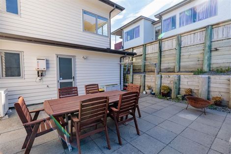 Photo of property in 27 Tamworth Crescent, Newlands, Wellington, 6037