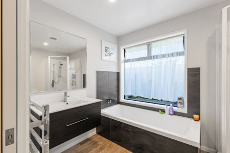 Photo of property in 17 Cyprus Place, Fitzherbert, Palmerston North, 4410
