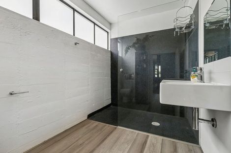 Photo of property in Endeavour Apartments, 18/125u Thorndon Quay, Pipitea, Wellington, 6011