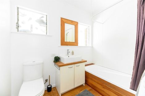 Photo of property in 2/11 Lenihan Street, Northcote, Auckland, 0627
