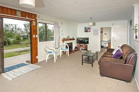 Photo of property in 21 Ranui Station Road, Ranui, Auckland, 0612