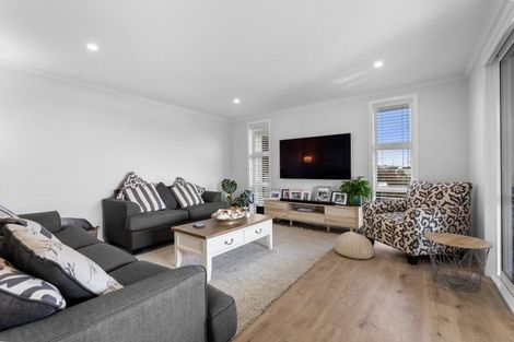 Photo of property in 32 Omahuru Road, Glenbrook, 2681