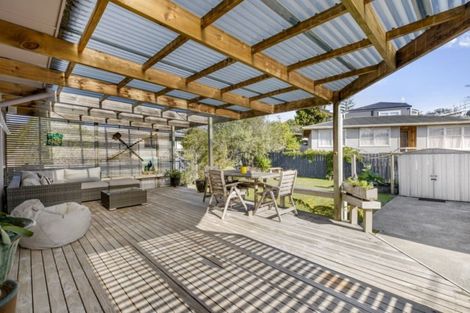 Photo of property in 10 Firle Place, Green Bay, Auckland, 0604