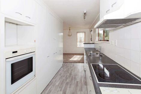 Photo of property in 9 Darren Crescent, Half Moon Bay, Auckland, 2012