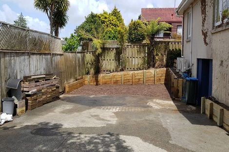 Photo of property in 1/8 Golf Road, New Lynn, Auckland, 0600