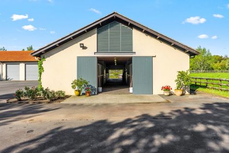 Photo of property in 744 Waitakere Road, Kumeu, 0891