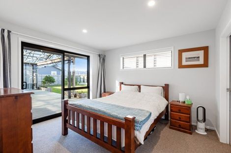 Photo of property in 17 Cyprus Place, Fitzherbert, Palmerston North, 4410