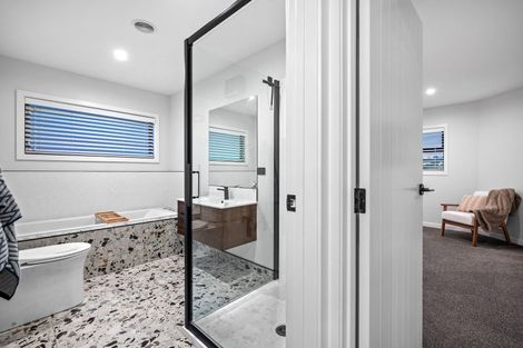 Photo of property in 2a Roland Road, Greenhithe, Auckland, 0632