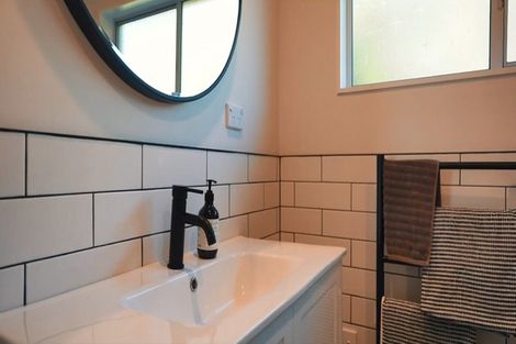 Photo of property in 2/9 Paruru Avenue, Northcote, Auckland, 0627
