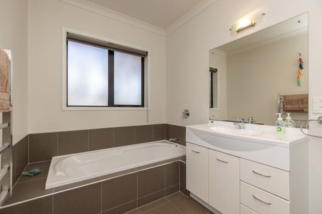 Photo of property in 33 Gandalf Crescent, Paraparaumu, 5032