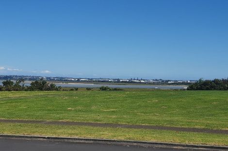 Photo of property in 10 Longbush Road, Te Atatu Peninsula, Auckland, 0610