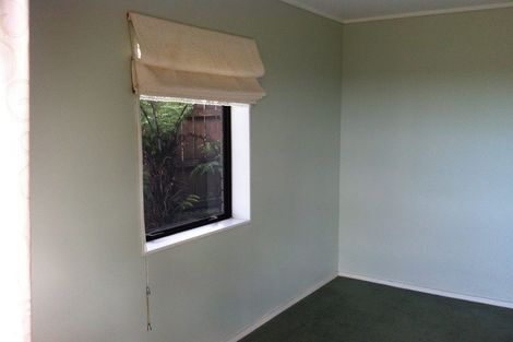 Photo of property in 2/138 Sunset Road, Unsworth Heights, Auckland, 0632