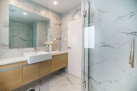 Photo of property in 2/128 Sunset Road, Unsworth Heights, Auckland, 0632