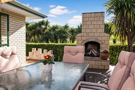 Photo of property in 15 Ina Ville Drive, Pukekohe, 2120