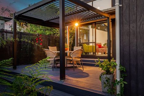 Photo of property in 8 Gregg Place, Sunnyvale, Auckland, 0612