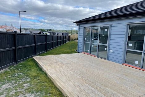 Photo of property in 30 Vinistra Road, Kumeu, 0810