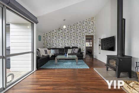 Photo of property in 8 Gow Street, Newlands, Wellington, 6037