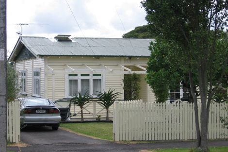 Photo of property in 15 Miro Street, New Lynn, Auckland, 0600