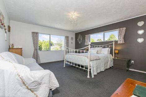 Photo of property in 104 Manhattan Heights, Glendene, Auckland, 0602