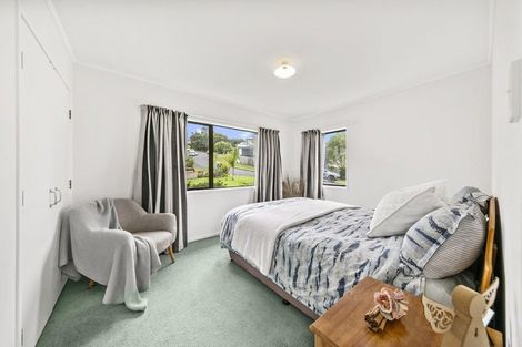 Photo of property in 22 Deverell Place, Northcross, Auckland, 0632