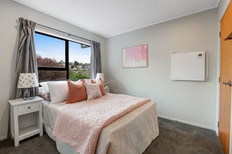 Photo of property in 2/15 Tetrarch Place, Totara Vale, Auckland, 0629