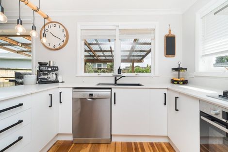 Photo of property in 16 Marsden Place, Awapuni, Palmerston North, 4412