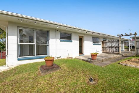 Photo of property in 2/587 Glenfield Road, Totara Vale, Auckland, 0629