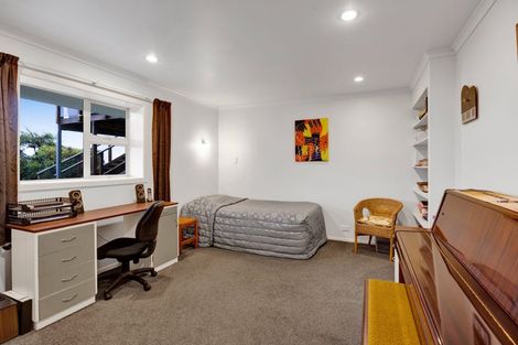 Photo of property in 21 Longview Drive, Merrilands, New Plymouth, 4312