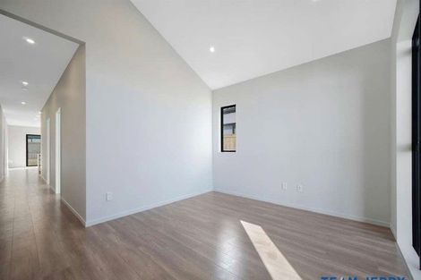 Photo of property in 17 Huringa Road, Karaka, 2113