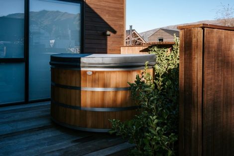 Photo of property in 2 Mccaw Mews, Wanaka, 9305