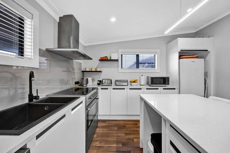 Photo of property in 42 Collins Street, Hawera, 4610