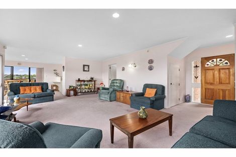 Photo of property in 2/37 Woodlands Crescent, Browns Bay, Auckland, 0630