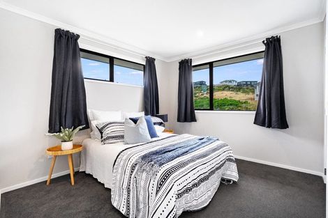 Photo of property in 1 Cirrus Close, Newlands, Wellington, 6037