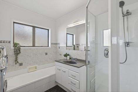 Photo of property in 60 Heta Road, Highlands Park, New Plymouth, 4312