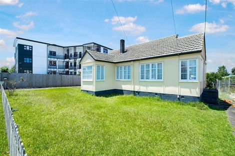 Photo of property in 2 Fruitvale Road, New Lynn, Auckland, 0600